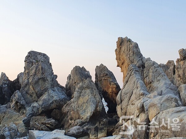 추암해변 능파대 바위군. 추암해변에는 촛대바위 등 많은 기암괴석이 펼쳐져 있는데, 조선시대 도체찰사로 있던 한명회가 이곳의 자연절경에 감탄하여 이를 가리켜 “미인의 걸음걸이” 라는 의미의 ‘능파대’라 불렀다고 한다.