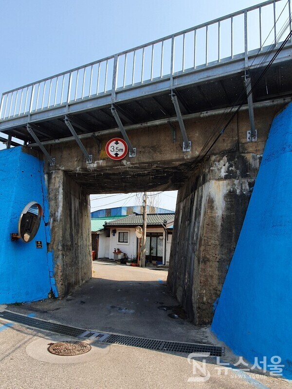 향로봉길 굴다리. 묵호항역을 지나면 발한동 향로봉길 마을에 접어 드는데 이곳은 과거 추억으로 돌아가는 느낌을 주는 1980년대 철길 주변에 있는 마을의 정경을 지금도 그대로 간직하고 있다. 마을 길 가운데 기차철로가 통과하여 사람들이나 차량의 통행을 위해 굴다리가 있다.