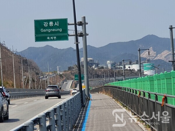 강릉시 옥계면 진입 이정표. 7번국도 동해대로 보도를 걷다보면 동해시 망상동을 벗어나 강원도 옥계면 도직리에 진입하게 된다.