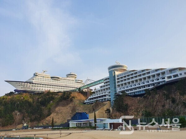 정동진항에서 바라본 썬크루즈리조트 모습. 실제 유람선은 아니고 정동진 내륙 정동진 해맞이공원 내에 건축된 ‘썬크루즈리조트’라는 이름의 호텔&리조트의 모습이다.