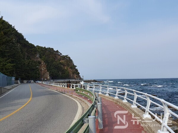 금진해변에서 심곡항까지 이어진 헌화로(獻花路). 금진해변과 심곡마을까지 약 2.4km구간은 해안단구 지형이고 바닷가 쪽이 절벽이라서 도로를 내기 쉽지 않은 여건이었는데 1998년 바닷가 쪽에 딱 붙여서 도로를 개설한 뒤 삼국유사 수로부인조에 나오는 헌화가(獻花歌)를 모티브로 하여 ‘헌화로(獻花路)’라고 이름 지었다.
