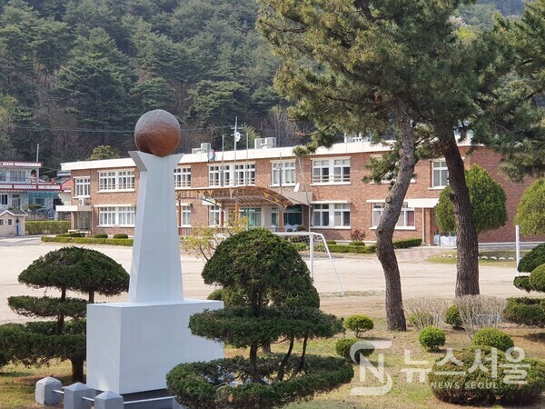 옥계초교 금진분교 모습. 원래는 ‘금진초등학교’ 였는데 학령인구 감소로 ‘옥계초교 금진분교’로 격하되었다. 지방 인구 감소로 현재 많은 수의 농어촌 초등학교가 폐교되거나 분교로 격하된 상태이다.