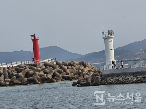 금진항 방파제. 강릉시 옥계면 금진리에 있는 금진항의 방파제이다.
