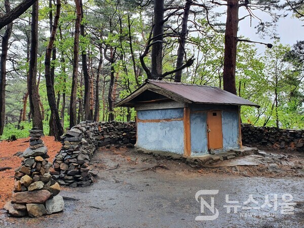 괘방산 당집. ‘괘방산 당집’은 괘방산 아래 바다에서 살던 어민들이 무사 조업과 풍어를 기원하는 곳으로 작은 창고처럼 초라해 보이기도 하지만 아름다운 산길 길가에 바로 있어 독특한 이미지를 풍기고 있었다.