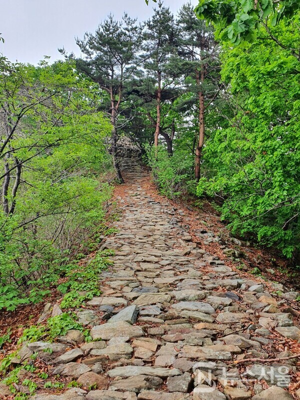괘방산성터. 괘방산성은 고려시대에 축조된 것으로 추정되며 1998년 인근 고려성지에 대한 지표조사 과정에서 발견되었다.