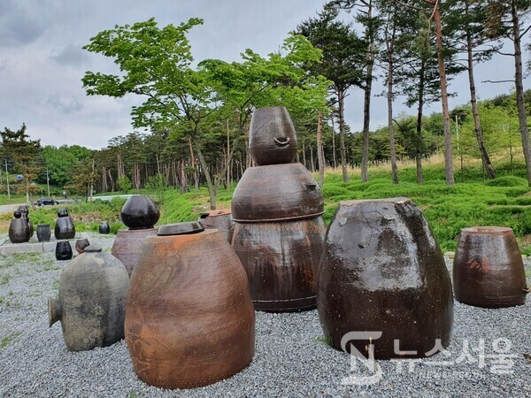 강릉 구정면 덕현리 옹기공원. 덕현리는 오래 전부터 옹기로 유명했는데 마을 입구 도로변에 옹기를 테마로 하는 공원이 조성되어 있다.