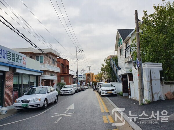 강릉시 노암동 오래된 도시길. 노암육교를 지나 강릉교육지원청 앞을 지나는 오래된 도시길의 모습이 왠지 정감이 간다.