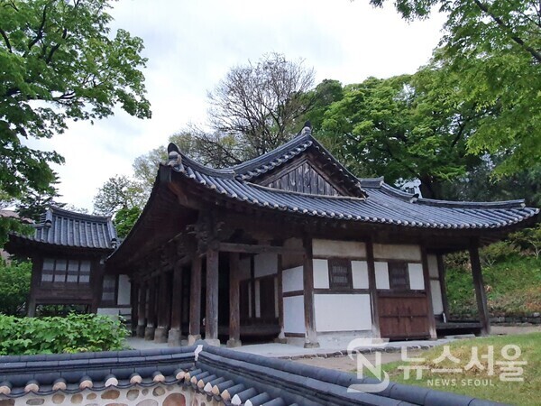 칠사당(七事堂). 강릉시 명주동에 있는 조선 후기의 관아 건축물이다. 조선 시대 수령의 주요 업무가 칠사(七事)로 규정되었던 데서 연유하여 지방에서 수령의 집무처를 칠사당(七事堂)이라 명명하였다. 일제 강점기에는 일본의 수비대가 있었고 뒤에 강릉군수의 관사로 쓰이다가 6·25 전쟁 때 민사 원조단에서 임시로 사용하였고, 1958년까지 강릉시장 관사로 사용되었다. 현재는 강릉 단오제의 신주를 빚는 장소로 활용되고 있다.