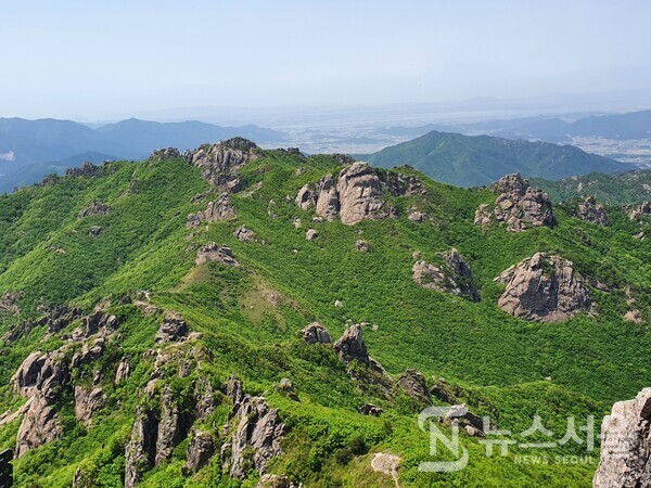 천황봉(天皇峯)에서 바라본 구정봉(九井峯)과 능선. 월출산 종주산행은 천황탐방지원센터에서 출발하여 구름다리, 통천문 등을 지나 최고봉인 천황봉에 도착하게 되고, 다시 천황봉에서 출발하여 구정봉을 향해 능선 종주를 하게 된다.