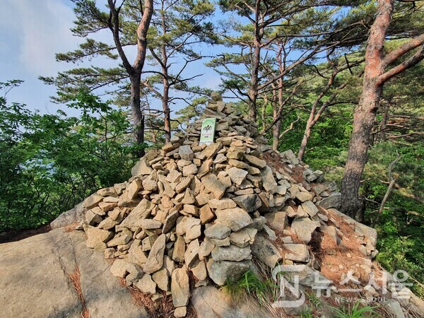 제천 성봉(城峰) 정상 돌무더기 탑. 해발 804m 높이의 성봉(城峰) 정상에는 돌무더기로 이루어진 돌탑이 있어 많은 산꾼들의 소망을 기원하고 있다.