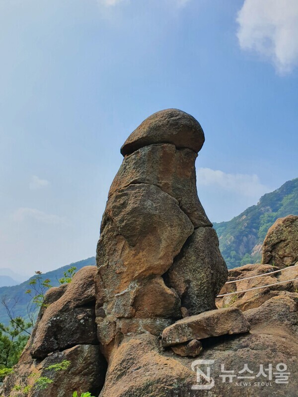 남근석. 제천 성봉(城峰) 남근석은 제천 성봉(城峰)-동산(東山) 산줄기 제일의 명소이다. 큼직한 남성의 상징과 모양이 닮아 있지만 어찌 보면 버섯 같기도 하였다. 제천 일대에는 남근석과 관련된 명소가 여러 곳 있는데 아마도 과거 농경사회에서는 다산(多産)이 풍요와 직결되기 때문에 남근을 숭배하는 민간풍습이 널리 퍼져 있었기 때문으로 생각된다.