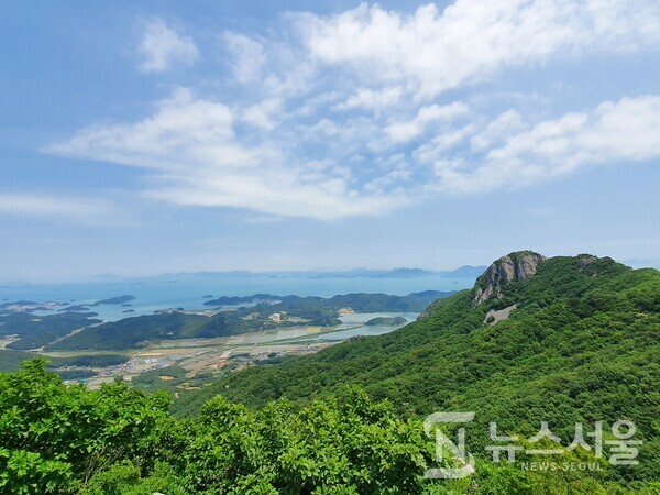 팔영산 유영봉에서 바라본 선녀봉과 여자만(汝自灣)