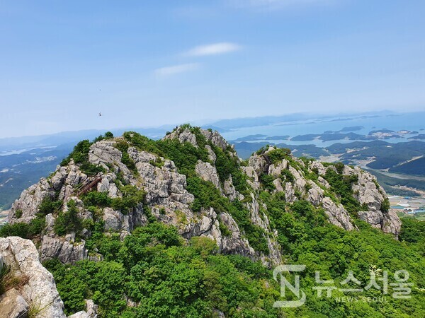 팔영산 두류봉에서 바라본 1봉부터 5봉, 그리고 여자만(汝自灣) 바다. 1봉(유영봉) - 2봉(성주봉) - 3봉(생황봉) - 4봉(사자봉) - 5봉(오로봉)이다. 