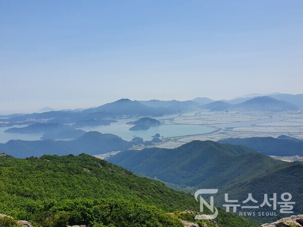 팔영산 적취봉에서 바라본 해창만 간척지