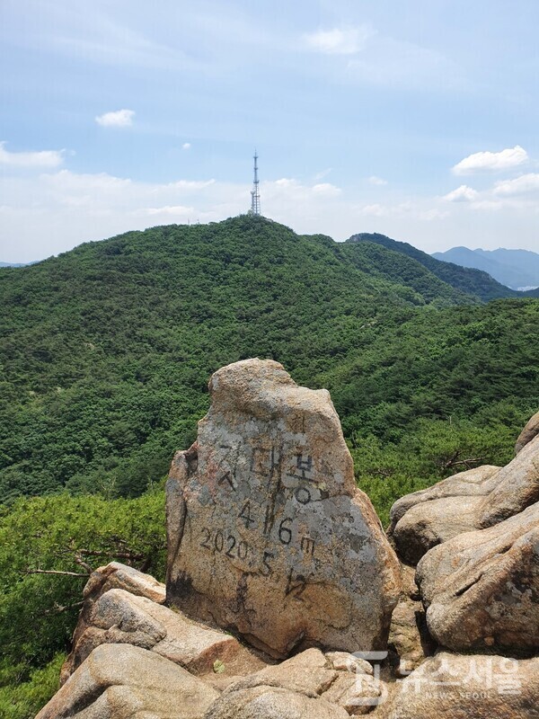 깃대봉 정상석. 깃대봉 정상 바위에 큰 글씨로 “깃대봉, 416m”라고 쓰여져 있다. 그러나 깃대봉 아래 안내 표지판에는 “K48국기봉”이라고 표기 되어 있다. 인터넷 지도에는 ‘국기봉’과 ‘깃대봉’이라는 이름이 혼용되어 쓰이고 있다. 깃대봉 정상석 뒤에 있는 봉우리가 삼성산 정상이다.