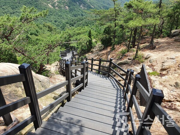 무너미고개로 내려가는 계단길. 삼성산에서 무너미고개로 내려가는 길은 경사가 급한 내리막길인데 곳곳에 경사가 심한 계단이 설치되어 있다.