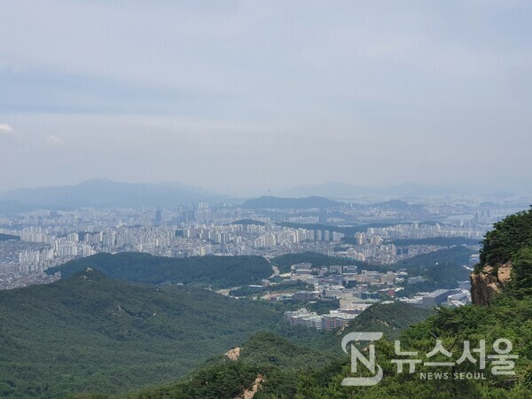 깃대봉 정상에서 바라본 서울대 관악캠퍼스와 신림동 풍경. 깃대봉 정상에서 북쪽 방향으로 서울대 관악캠퍼스와 신림동이 가까이 보이며, 멀리 여의도 빌딩들도 한 눈에 조망된다.