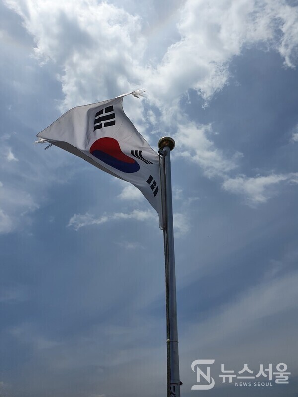 삼성산 깃대봉 정상의 펄럭이는 태극기