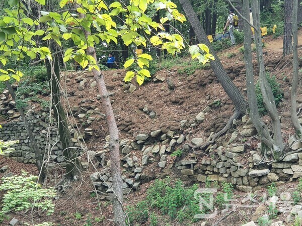 불암산성 성벽. ‘불암산성’은 불암산 제2봉에 위치하고 있는데, 규모는 작고 성벽 중 상당부분이 훼손되었으나 삼국시대의 축성기법을 잘 보여주는 성(城)으로 서울지역에 진출한 신라가 한강 유역 방어를 위해 축성한 것으로 추정된다