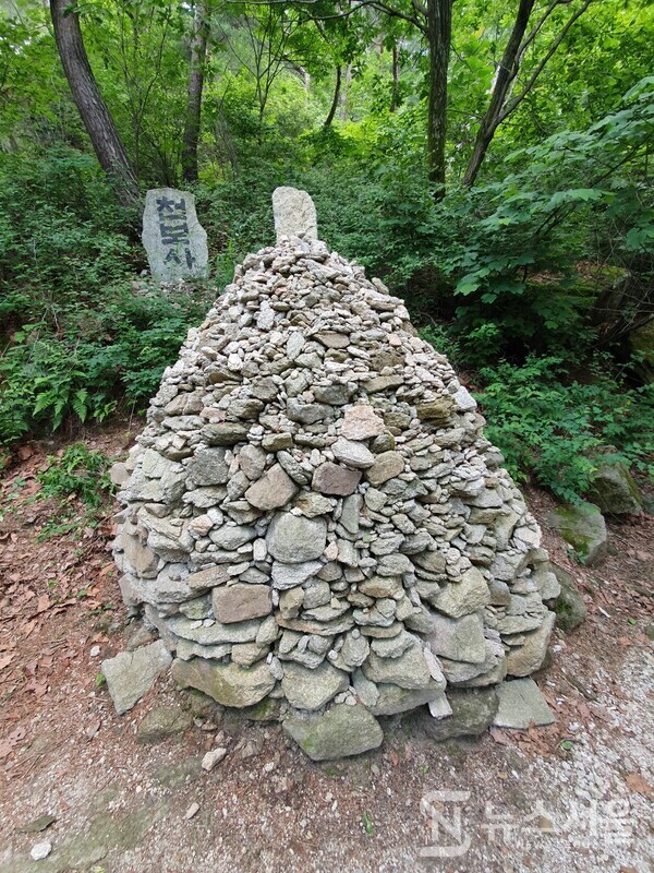 천보사 입구 돌탑. 불암산 석장봉에서 서쪽으로 폭포약수터 방향으로 하산하면 폭포약수터 지나 천보사라는 절이 있다. 천보사 입구에 소망을 기원한 돌탑이 있어 산행객들의 소망이 차곡차곡 쌓여 있다.