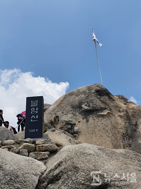 불암산 정상석. 불암산(佛巖山)은 해발 508m로 서울 노원구 중계동, 상계동과 경기도 남양주시 별내동 경계에 있는 명산이다. 산 정상부에 있는 큰 바위가 마치 부처님의 모습을 닮았다고 이름을 '불암산(佛巖山)'이라고 칭하였다 한다.