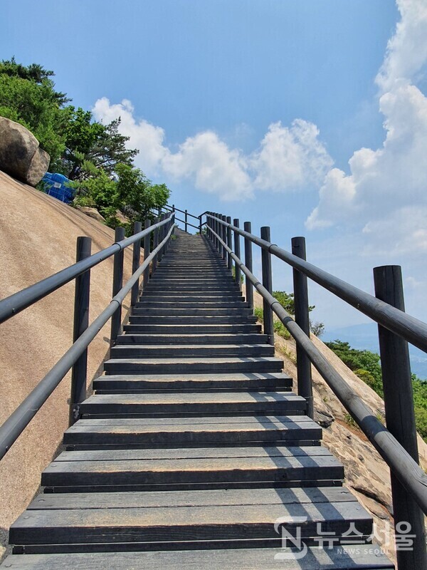 불암삼 정상 아래 나무계단. 불암산 정상 아래 거북산장에서 정상을 오르는 급경사에 설치된 나무계단인데 하늘을 향해 올라가는 계단 느낌을 풍긴다.