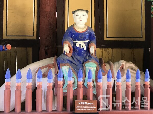 지리산 화엄사의 보현동자상 모습