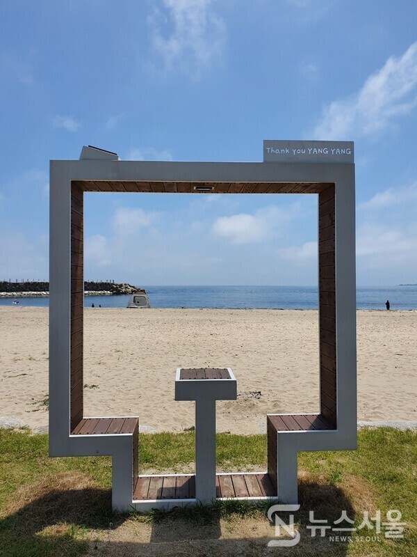 원포리해변의 휴식 조형물. 양양군 현남면 원포리해변 모래사장에 의자와 테이블이 일체형으로 된 휴식 조형물이 이채롭다. 액자처럼 조형물을 통하여 보이는 동해바다가 하나의 그림처럼 들어와 있다. 조형물 우측 윗부분에 “Thank you YANG YANG”이라고 표시되어 있다.