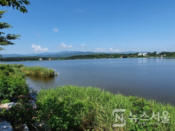 향호(香湖). 향호는 강원도 주문진읍 향호리에 있는 석호(潟湖, lagoon)이다. "향호(香湖)"라는 이름은 고려 충선왕 때 동해사면을 흐르는 계곡의 하류와 동해안의 바닷물이 만나는 지점에 향(香)나무를 묻는 매향(埋香)의 풍습에서 유래했다고 한다.