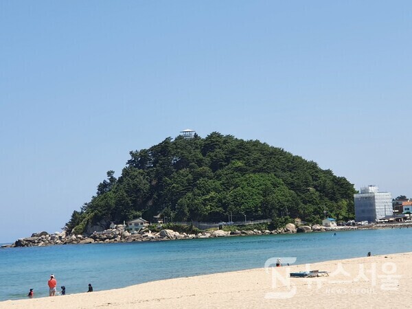 죽도해수욕장과 죽도. 강원도 양양군 현남면 인구리에 죽도해수욕장이 있으며 뒤편에 죽도가 보인다. 죽도 정상에 ‘죽도정’이라는 정자가 있다. ‘죽도정’은 양양8경 중 하나이다.