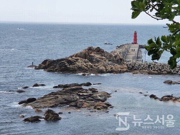 낙산사 의상대에서 바라본 동해바다 풍경. ‘낙산사(洛山寺)’는 관동8경 중의 하나이며, 또한 낙산사 의상대는 양양8경 중 하나이다. 낙산사 의상대에서 바라본 동해바다 풍경은 동해 풍경 중 최고로 꼽힌다.