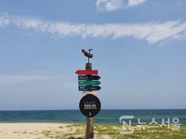 정암해수욕장과 솟대 이정표. 양양군 강현면 정암리에는 몽돌해변으로 유명한 정암해수욕장이 있다. 정암해수욕장의 솟대 이정표가 특이하며 장대 위의 새가 동해바다를 바라보고 있다.