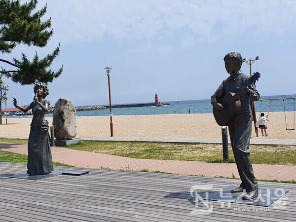낙산해수욕장의 가수와 기타리스트 동상