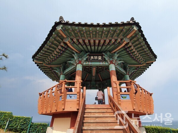 영금정 정자. 속초 동명동 속초등대 동쪽에 ‘영금정’이라는 정자가 있다. 영금정(靈琴亭)이라는 이름은 파도가 석벽에 부딪힐 때면 신비한 음곡(音曲)이 들리는데 그 음곡이 거문고 소리와 같다고 해서 붙여졌다고 한다.