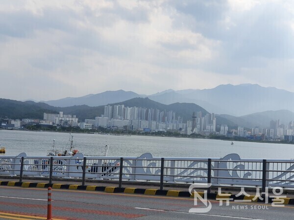설악대교에서 바라본 청초호