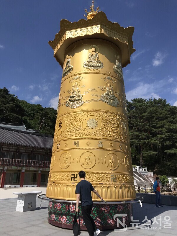 전라남도 구례군 화엄사 연기암에 설치된 대형 마니차의 모습