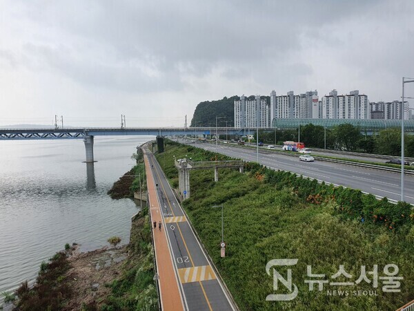 강서한강공원 산책로와 마곡철교