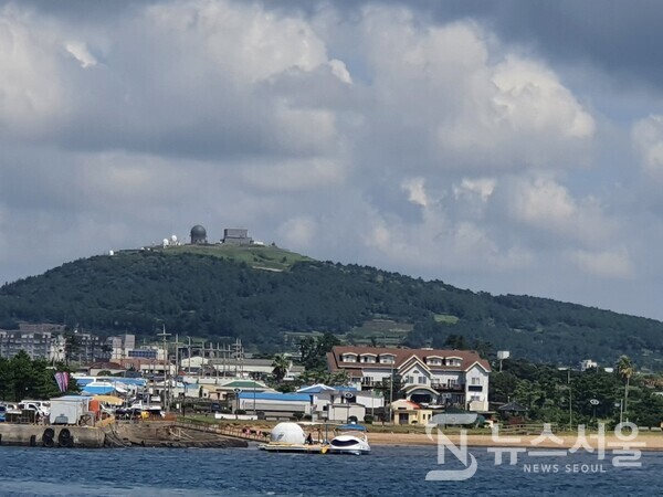 마라도행 여객선에서 바라본 대정읍과 모슬봉의 모습