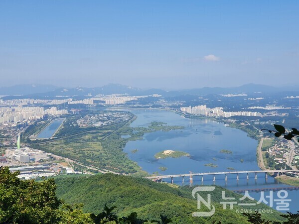 검단산 전망바위에서 바라본 한강과 하남시 풍경. 검단산 서쪽능선길로 산행하다 보면 한강과 하남시가 한눈에 조망되는 전망바위에 도착하게 된다. 전망바위에서는 팔당대교와 스타필드 하남, 미사리 조정경기장 등 미사지구를 중심으로 하남시 일대가 한눈에 조망된다. 물론 미사지구에서 한강 건너 남양주시 덕소지구 뿐만 아니라 남양주시내도 한눈에 보인다.