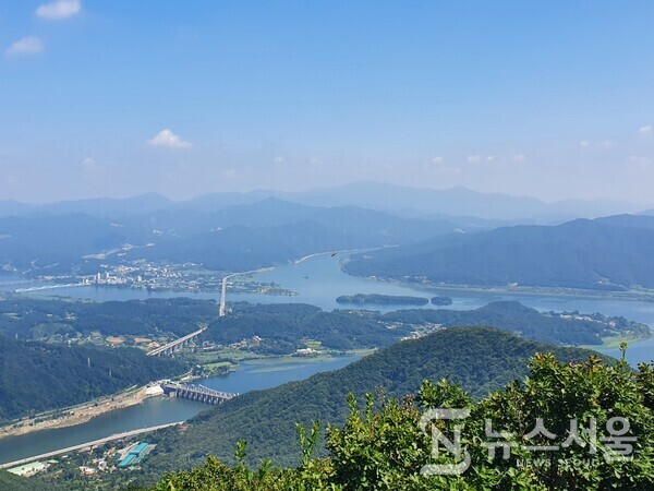검단산 정상에서 바라본 두물머리(양수리)와 팔당댐