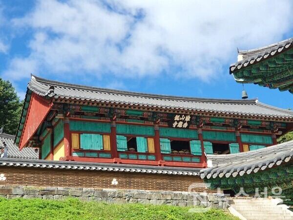 치악산 구룡사 현판. 치악산(雉岳山) 구룡사(龜龍寺) 현판은 치악산 일주문에 걸려 있지 않고 사천왕문에서 대웅전 경내로 올라가는 길 중간에 있는 전각인 ‘보광루(普光樓)’ 전면에 걸려 있다. 치악산 일주문에는 ‘원통문(圓通門) 이라는 현판만이 걸려 있을 뿐이다.