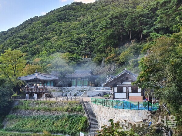보문사. 향로봉삼거리에서 행구탐방지원센터로 하산하는 길 중간에 신라 경순왕 때 무착스님이 창건한 것으로 전해지는 현재는 태고종 사찰인 ‘보문사’가 있다. 보문사에는 점판암으로 된 석탑인 ‘보문사칠층석탑’이 유명하다. 필자가 보문사 앞을 지날 때가 저녁식사 때여서 보문사에서 저녁 공양 준비로 불을 피워 보문사 굴뚝에서 피어나는 연기가 보문사 전체를 엷게 덮고 있었다.