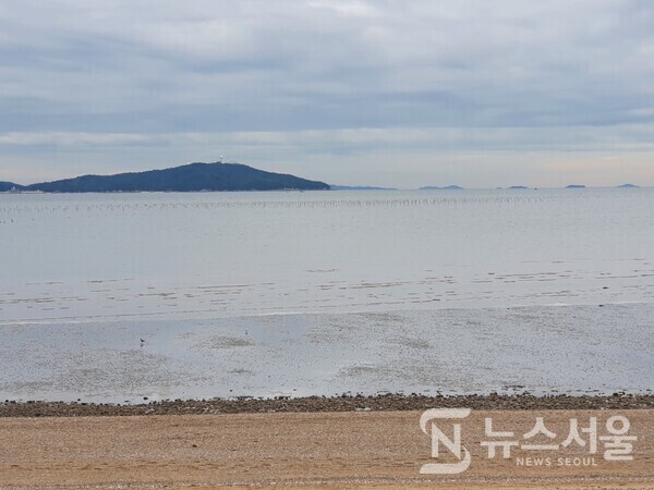 옹암해변. 상산봉에서 서쪽 방향으로 산행하다 바다쪽으로 내려가면 장봉1리 옹암해변에 도달하게 된다. 옹암(독바위)해변은 해수욕장이 넓게 펼쳐져 있고 차량 캠핑장이 있어서 차박이나 캠핑객들이 많이 찾는 곳이며 맛집 식당도 여러 곳 있어서 관광객들에게 널리 알려져 있다. 