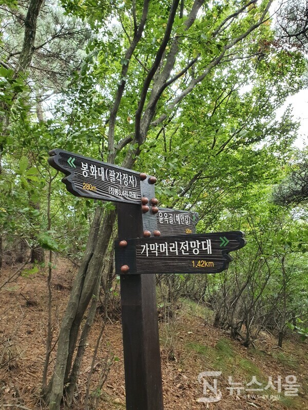 장봉도 종주산행 중 봉화대 인근 이정표. 장봉도 종주산행 중 장봉3리를 지나 가막머리 전망대 방향으로 가다보면 봉화대가 있다. 봉화대 조금 못 미쳐 가막머리전망대와 윤옥골(해안길)로 나뉘는 삼거리가 있으며 이정표가 이를 나타내고 있다. 산 가운데서 이러한 이정표를 만나면 내가 가야할 곳을 정확히 알려줘서 산행객에게 커다란 위안이 된다.