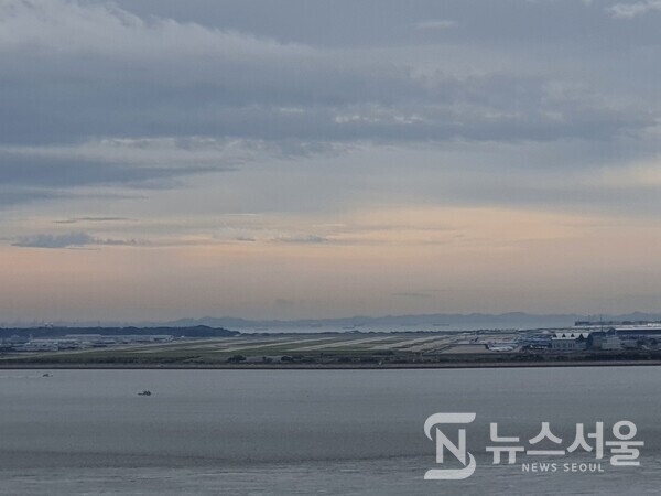 상산봉 정상에서 바라본 인천국제공항. 장봉도 선착장에 도착하여 도로를 따라 북쪽으로 4분 정도 걸어가면 상산봉으로 올라가는 등산로 입구가 나오며, 약 20여분 넘게 오르막 산행을 하면 장봉도 봉우리 중 가장 동쪽에 있는 '상산봉' 정상에 도달하게 된다. 상산봉은 해발 114m 높이로 정상에서는 영종도 앞바다와 갯벌, 인천국제공항 활주로 등이 한눈에 보인다.