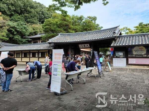 9일 용인시 한국민속촌을 찾은 시민들이 입구에서 출입명부를 작성하고 있다