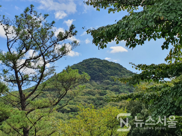 무등산 의상봉. 무등산장에서 꼬막재 고개로 가는 등산로 좌측에 ‘의상봉’이 있다. 의상봉은 화강암으로 이루어져 있는데 의상봉의 비마족바위에는 화강암이 화학적, 물리적 풍화작용을 받아 형성된 접시 모양의 웅덩이가 있다. 임진왜란 때 의병장 김덕령 장군이 지왕봉의 뜀바위에서 말을 타고 여기까지 단번에 뛰어내려 생긴 말발자국이 비마족바위라는 전설 또한 전해져 내려온다.