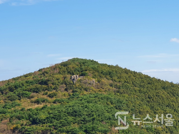 북산과 신선대. 무등산 주능선 북쪽사면에서 북쪽으로 갈라지는 길에 ‘억새평전’에 펼쳐져 있고 억새평전을 지나면 ‘신선대’ 바위군이 산 중턱에 펼쳐져 있으며 신선대를 지나면 ‘북산(해발 778m)’ 정상으로 길이 이어지게 된다. 꼬막재부터 신선대, 북산이 위치한 곳은 행정구역상 ‘전남 담양군 가사문학면’이다.