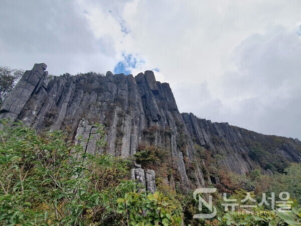 서석대(瑞石臺)’는 무등산 최고봉인 천왕봉(해발 1,187m)의 남서쪽에 병풍처럼 펼쳐져 있는 주상절리 둘기둥들이다. 아주 오랜 시절 화산분출에 의해서 만들어진 석영안산암질 응회암이 10만년 정도 전에 지표에 노출되기 시작하였고 긴 시간 동안 비바람을 맞으면서 현재의 수려한 주상절리가 되어 서석대를 이루었다고 한다.