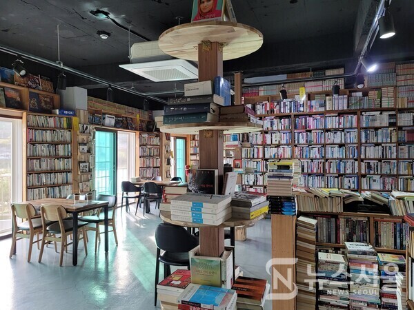 '섬진강 책 사랑방' 북카페 내부